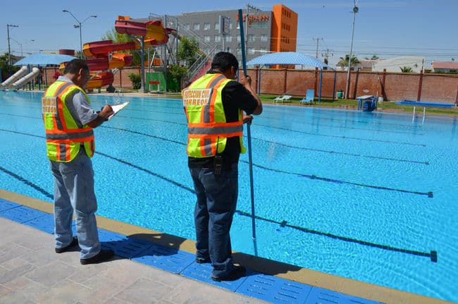 Revisión. Personal de Protección Civil revisó las albercas y centros recreativos para su reapertura en las próximas vacaciones.