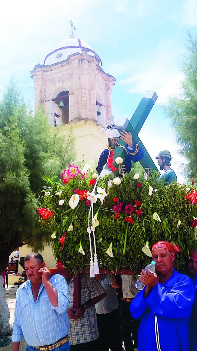 Inicio. El Vía Crucis en Nombre de Dios es encabezado por la imagen de Jesús con el madero, saliendo del Templo de Nuestro Señor Jesús.