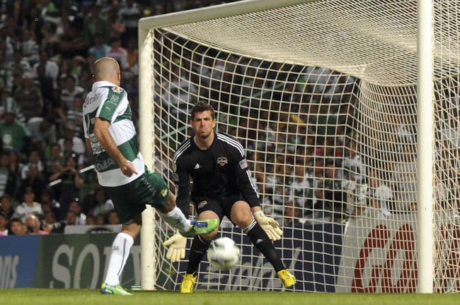 El español Marc Crosas marcó el gol 100 en la historia de Santos Laguna dentro de la Liga de Campeones de la Concacaf. (Fotografía de Enrique Terrazas)