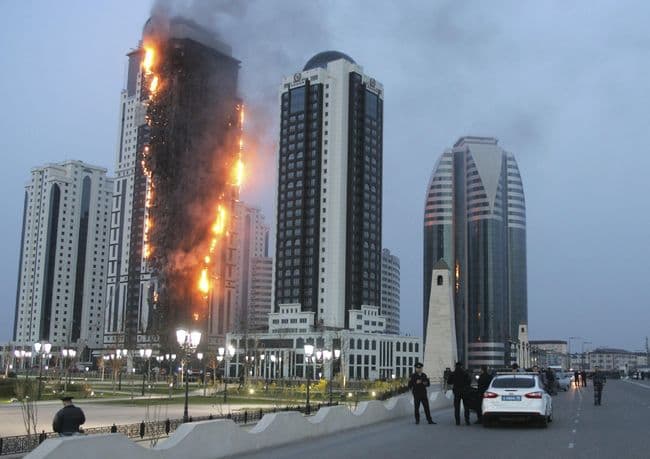 Incendio. Vista del incendio de un rascacielos de 40 plantas en Grozni, capital de la república norcaucasiana de Chechenia, sin que por el momento haya heridos, según las autoridades locales.