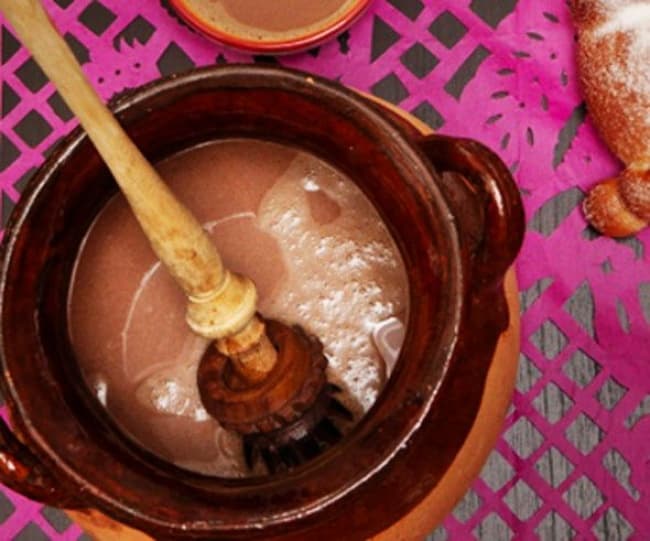 Un aromático y espeso chocolate batido a la vieja usanza, con molinillo.