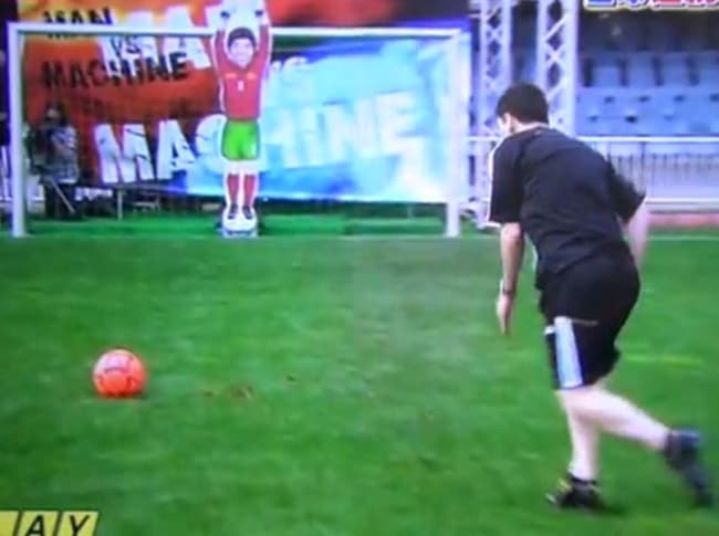 Messi se enfrentó a un portero-robot. (YouTube)