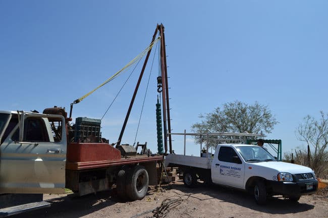Buscan continuar con el servicio. Vecinos del ejido 20 de Noviembre de Matamoros se movilizaron para almacenar agua potable debido a que estaban próximos a quedarse sin servicio.