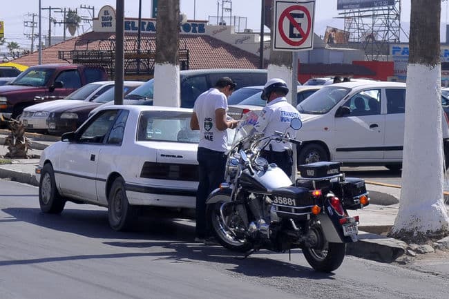 El artículo 118. Los elementos de Tránsito y Vialidad aplican la mayoría de las multas porque el conductor maneja sin precaución.