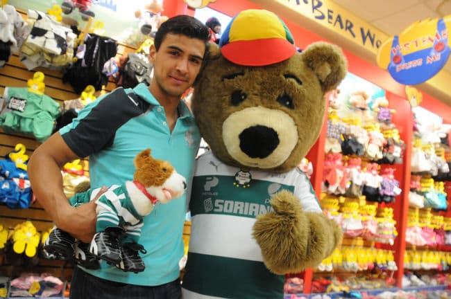 Oswaldo Alanís fue invitado especial a la presentación de la nueva línea de osos de peluche con vestimenta del Santos Laguna. Ahora podrás vestir a tu oso de Guerrero