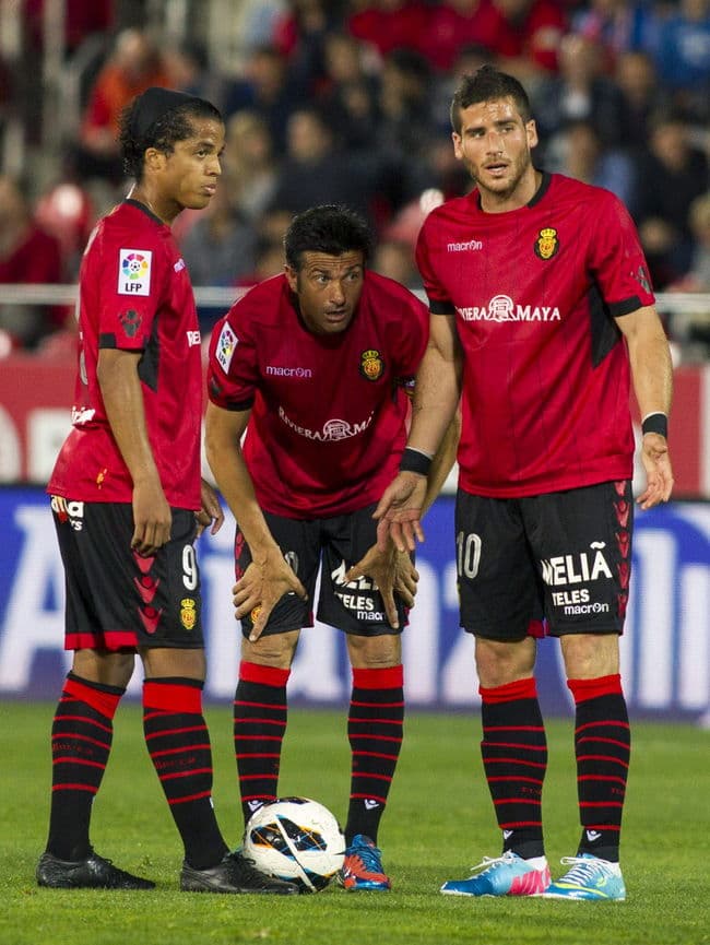 El israelí Tomer Hemed, Giovani Dos Santos (i), y Pep Lluís Martín, durante el partido entre Mallorca y Celta de Vigo en el Iberostar Estadio. (AP)