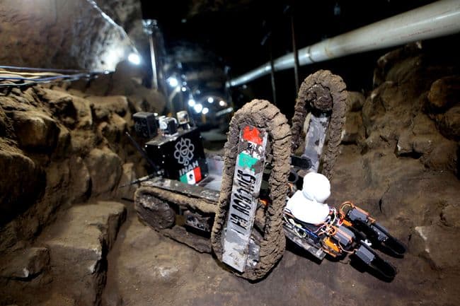 Exploración. Durante las pruebas de exploración ayer lunes por el robot Tláloc II-TC en el último tramo del túnel que corre bajo el templo de la Serpiente Emplumada, arqueólogos del INAH identificaron tres cámaras y no una como lo habían previsto.