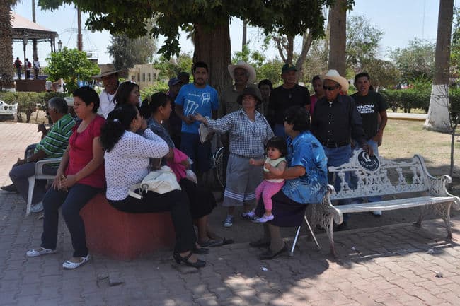 Comisión. Una comisión de vecinos del ejido La Esperanza permaneció varias horas frente a la Presidencia esperando al titular del CEAS.
