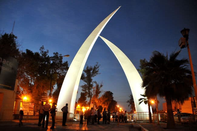 Inauguración del arco monumento del 25 aniversario del Maratón Lala. (Fotografía de Jesús Galindo López)