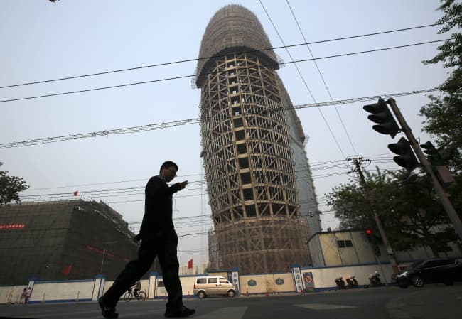 La intención era que el edificio se parezca al caracter chino 'ren', que significa 'pueblo' y forma parte del nombre en mandarín del diario ('Renmin Ribao'). (EFE)