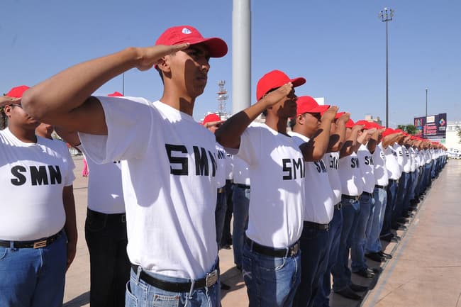 EVENTO. Jóvenes del servicio militar toman protesta.
