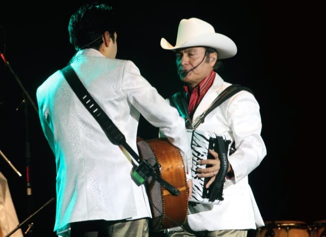 La agrupación Los Tigres del Norte apadrinó la inauguración de la Escuela de Música Studio CM en Culiacán, Sinaloa.
