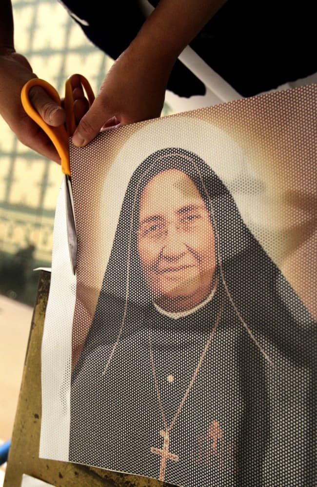 De acuerdo con la semblanza divulgada por el Episcopado Mexicano, la joven 'bonita y simpática' que llegó a ser Madre Lupita se comprometió en matrimonio a los 23 años, pero decidió tomar los hábitos para 'consagrarse al servicio de los enfermos y de los pobres'. EFE
