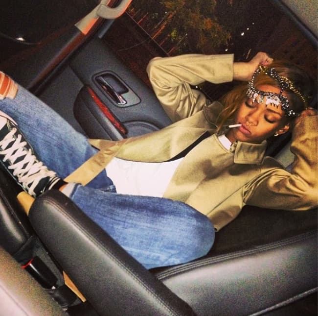 'Las chicas malas quieren un hombre real', escribió Rihanna junto a una imagen donde se encontraba sentada en el asiento trasero de un coche tratando de ponerse una corona. (INSTAGRAM)
