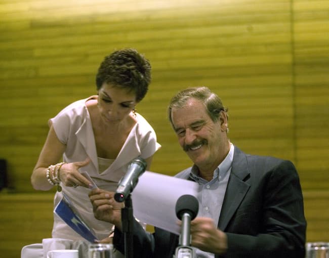 La esposa del ex presidente de México, Vicente Fox, se sentó en la primera fila a lado del presidente del Tribunal Superior de Justicia del DF (TSJDF), Edgar Elías Azar, con quien conversó durante el evento. 