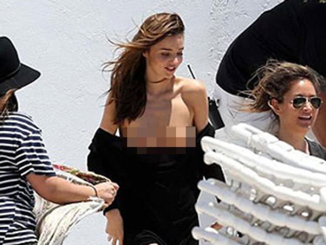 Miranda Kerr llevaba un ligero vestido negro de gasa que se le bajó con una ráfaga de viento, dejando a la vista su pecho que no llevaba sujetador. (INTERNET)