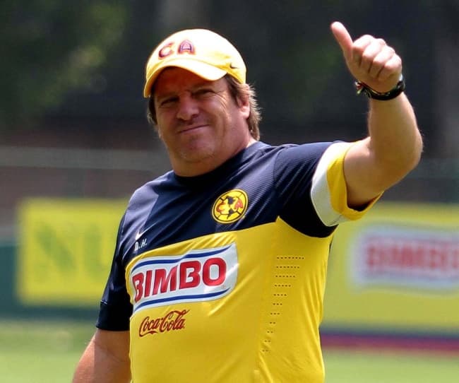 Entre los datos cambiados ponen que actualmente vive 'al lado de Pedro Picapiedra' y que es 'hermano menor de Chabelo'.