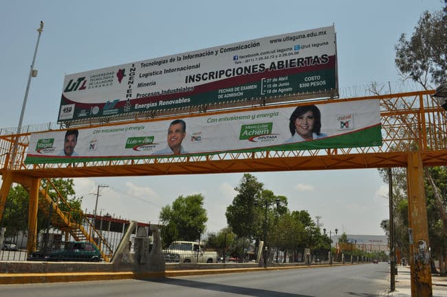Violación. Colocan propaganda política en puentes peatonales de Ciudad Lerdo; PAN exige se retiren.