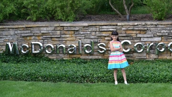 Hannah Robinson, una menor de nueve años, acusó a la cadena restaurantera McDonald's de engañar a los niños para venderles su 'comida basura' y le exigió que deje de hacerlo. ESPECIAL