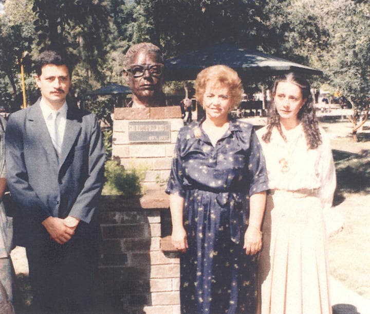 Fotografía tomada el 31 de octubre de 1987 al develarse el busto en bronce del Lic. Salvador Vizcaíno Hernández, en la Calzada de los Escritores Laguneros de Torreón, Coah. De izquierda a derecha: Lic. Jaime Salvador Vizcaíno Pérez, Ma. del Pilar Pérez de Vizcaíno y Coral Vizcaíno Pérez.