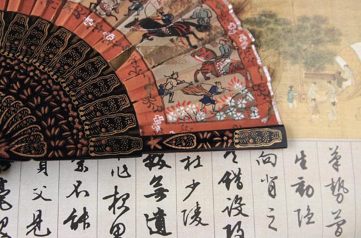 El abanico de pequeñas dimensiones tuvo uno de sus mayores usos en China, donde además de ser utilizado para refrescarse, era un elemento decorativo y elegante. INGIMAGE