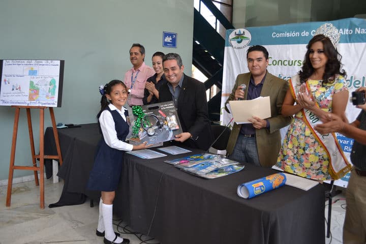 Mejores carteles. Alejandra Valle, de la 18 de marzo, fue premiada con el tercer lugar en el concurso 'Nuestra Fábrica de Agua'.