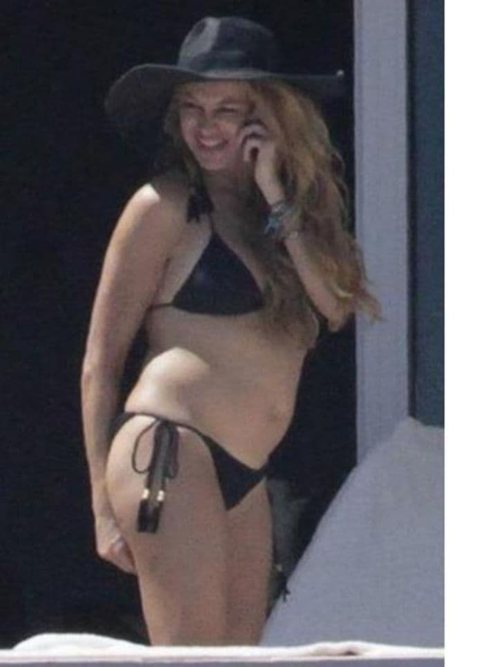 Su abdomen luce abultado.
