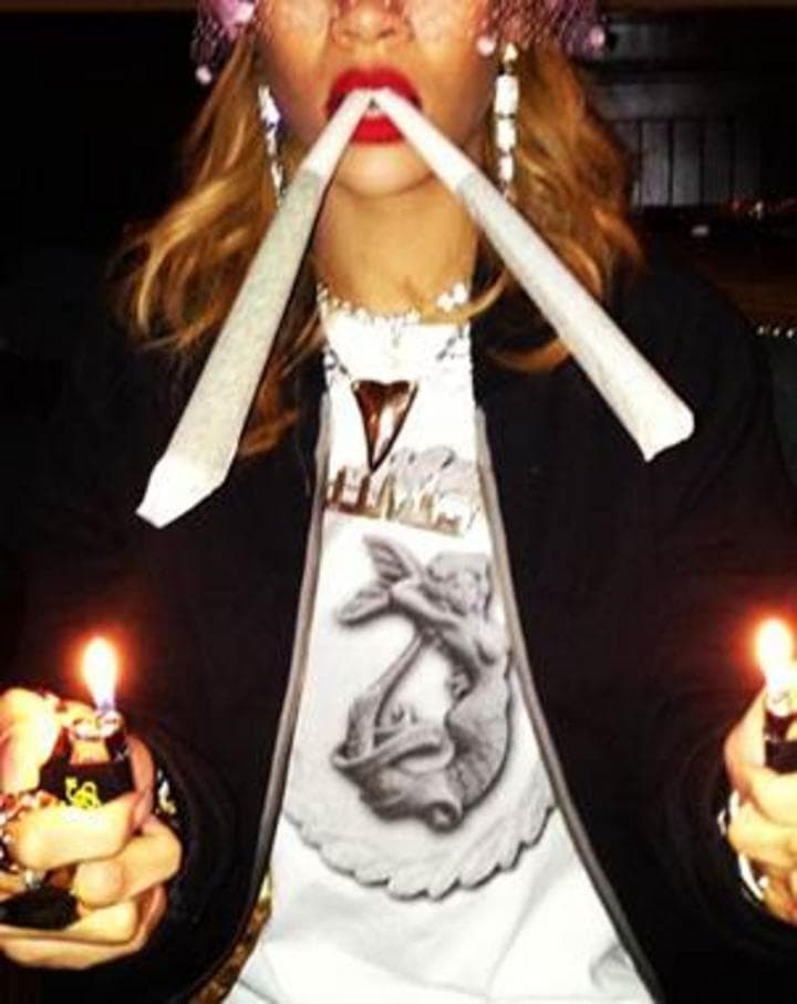 Polémica. La cantante mostró su fotografía en redes sociales fumando mariguana.