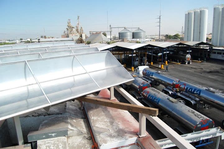 Calentamiento. Se colocaron 10 colectores solares híbridos planos-parabólicos y se utiliza la energía verde para calentar una solución alcalina en el lavado interior de pipas que transportan leche a la planta.