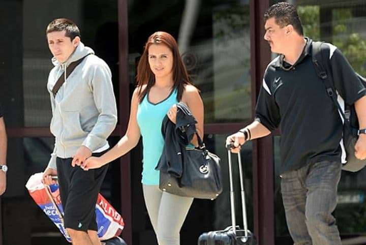 Acompañado de su esposa Chantal Mato, Héctor Herrera llegó al aeropuerto de la capital portuguesa y salió por una puerta posterior. Llega Héctor Herrera para firmar con Porto