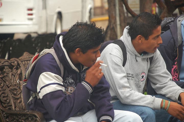 Droga legal. El tabaquismo es una de las principales drogas legales que consumen los jóvenes, incluso los niños de entre 10 y 8 años.