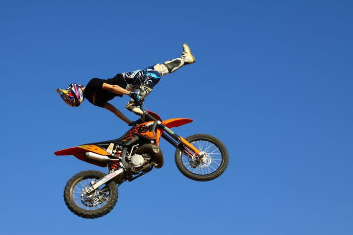 La espectacularidad de los Pilotos Infernales estará presente esta tarde en el Coliseo Centenario de Torreón, y durante 90 minutos el público asistente disfrutará de auténticos saltos suicidas, donde los protagonistas pondrán en juego su integridad física.