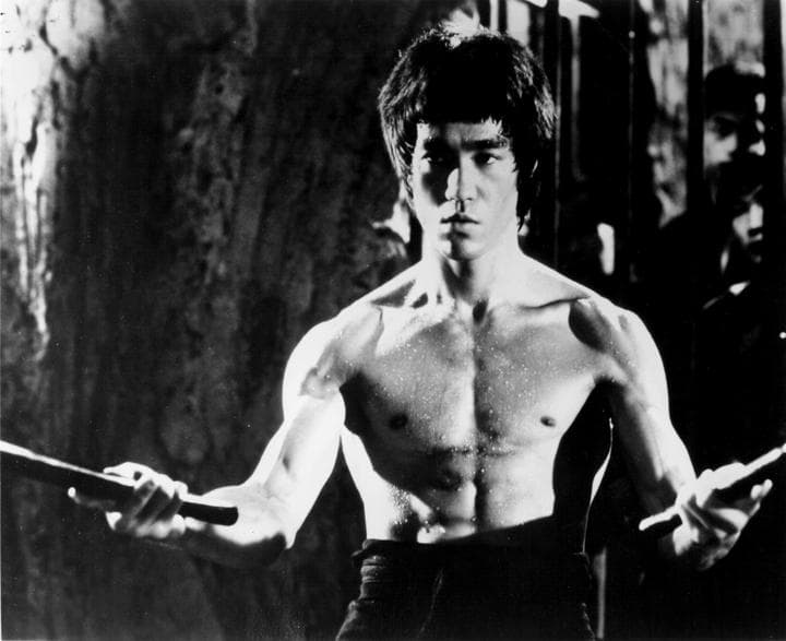 Su increíble habilidad, su magnetismo y su faceta de maestro, que combinaba la práctica de las artes marciales con la filosofía taoísta, convirtieron a Bruce Lee en un referente y un modelo que ha perdurado a lo largo de las siguientes generaciones. ARCHIVO