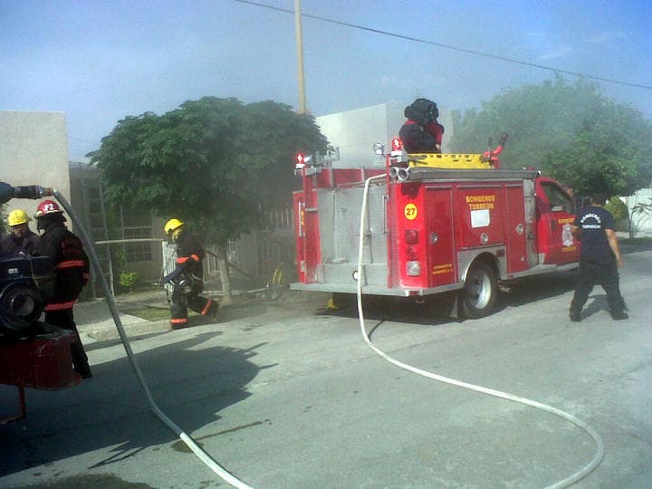El siniestro se reportó a la central de radio del 066 alrededor de las 18:00 horas en calle Olmos 601 esquina con Tulipanes de la colonia Torreón Jardín.