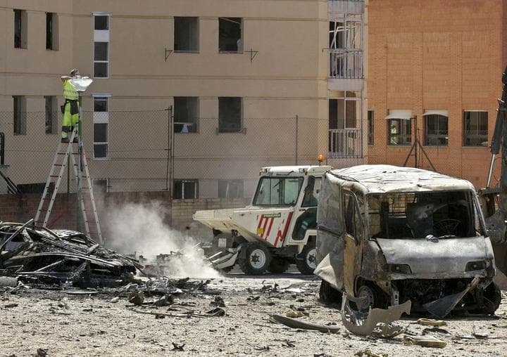 El ataque fue contra la casa cuartel de la Guardia Civil, una furgoneta cargada con doscientos kilos de explosivos estalló frente al edificio. ARCHIVO