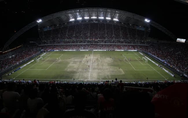 La principal noticia en la ciudad no ha sido el resultado del partido, sino el campo de barro en el que se produjo. (AP)