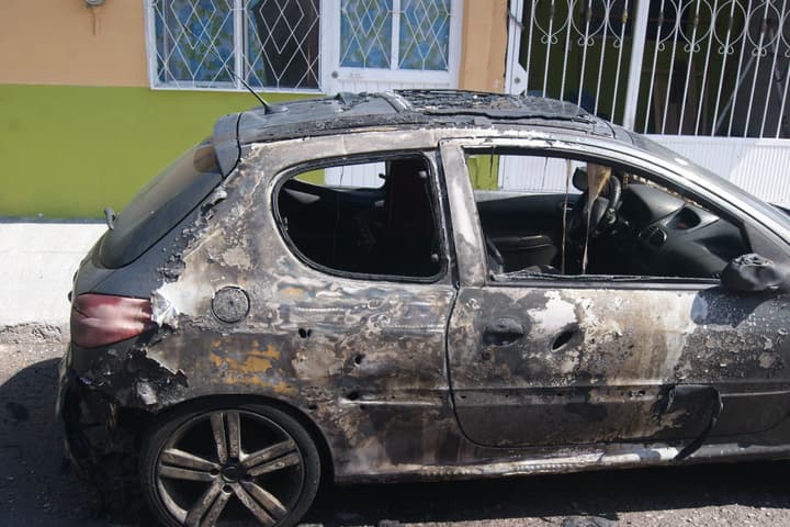 Daños. El carro quedó completamente calcinado luego de que le lanzaron una granada.