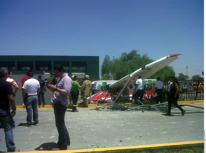 Escobedo. Dos hombres que viajaban en una avioneta resultaron lesionados luego de caer en las instalaciones de la Universidad Tecnológica Escobedo, que está a un costado del Libramiento Noroeste.