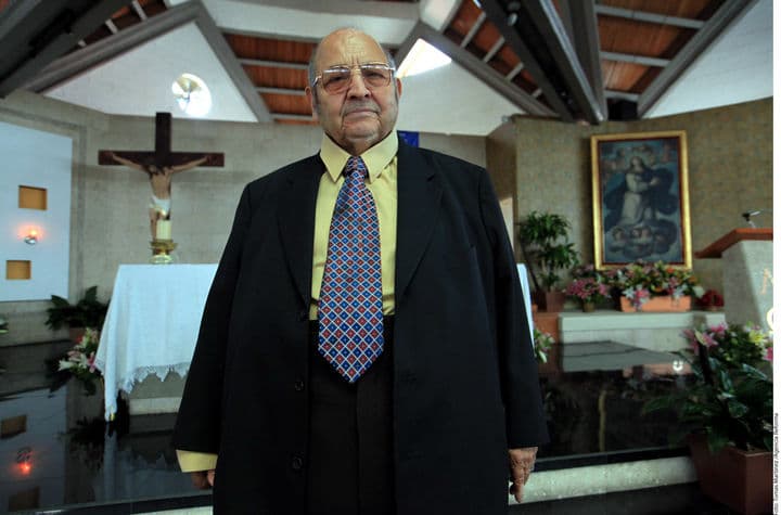 Lucha. Desde hace una década, el sacerdote Pedro Mendoza Pantoja no sólo oficia misas en su rutina diaria, también se enfrenta con Satanás hasta 10 veces al mes.