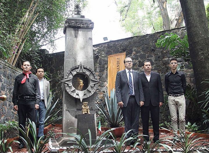 Restos. En el jardín de Tláloc, en una estela de tres metros y medio, construida por canteros guanajuatenses y diseñada por su hija y nieto, fueron depositados los restos de Emilio 'El Indio' Fernández.