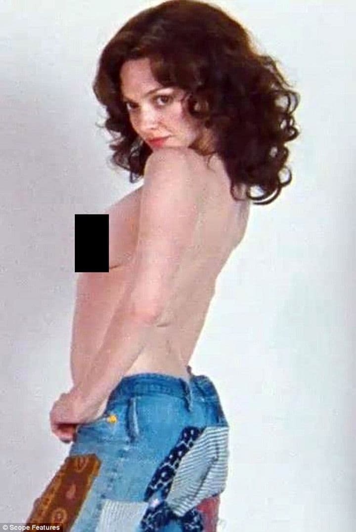 Posa en su papel de Linda Lovelace.