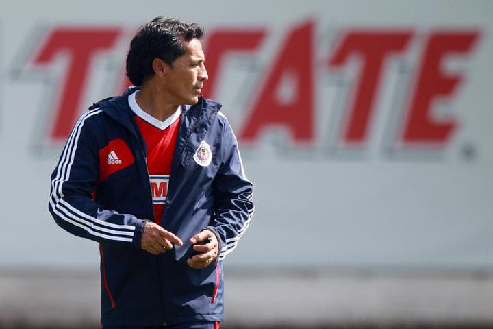 Benjamín Galindo deja de ser director técnico de Chivas, tras la derrota de 2-4 ante Puebla. (Archivo)