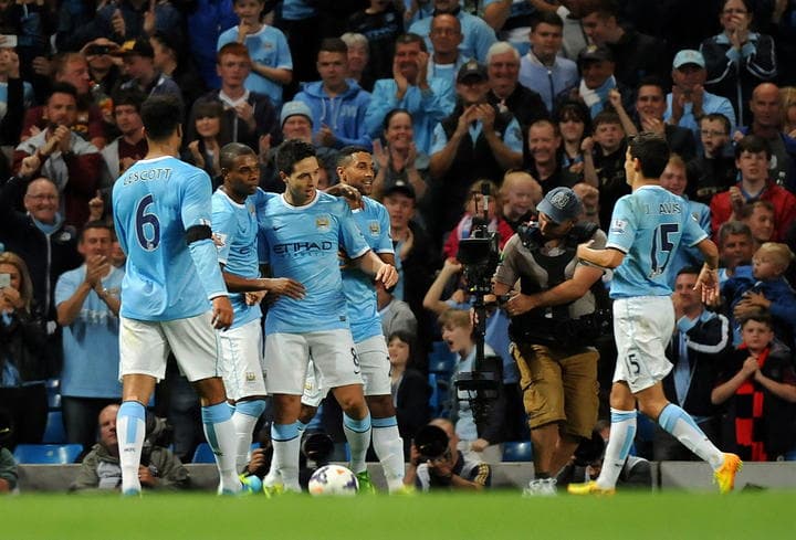 Frente a un equipo que se quedó con 10 hombres, el Man City se ensañó y envió un mensaje enfático a sus rivales en pos del título. (EFE)