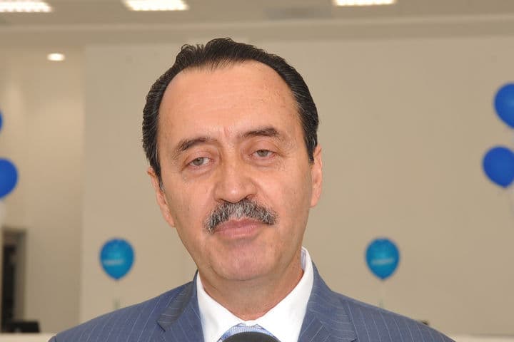 Apertura. Felipe Villalobos, director regional de Telcel inauguró el Centro de Atencion Telcel en Gómez Palacio.