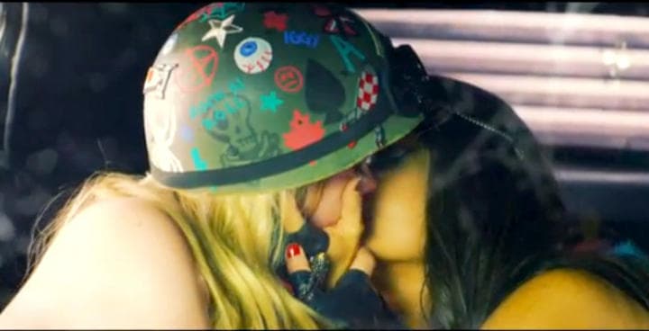 En el video aparece Avril como toda una guerrera en un mundo bizarro y sorprendió besar a la actriz Danica Mckellar. (YouTube)