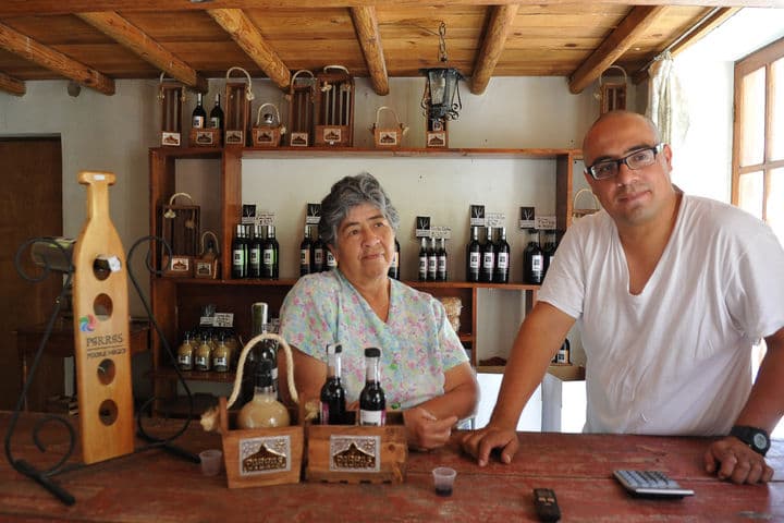 Tradición. Gema A. María Fuantos junto a su hijo José Alfredo Segovia Fuantos en su negocio de vinos.