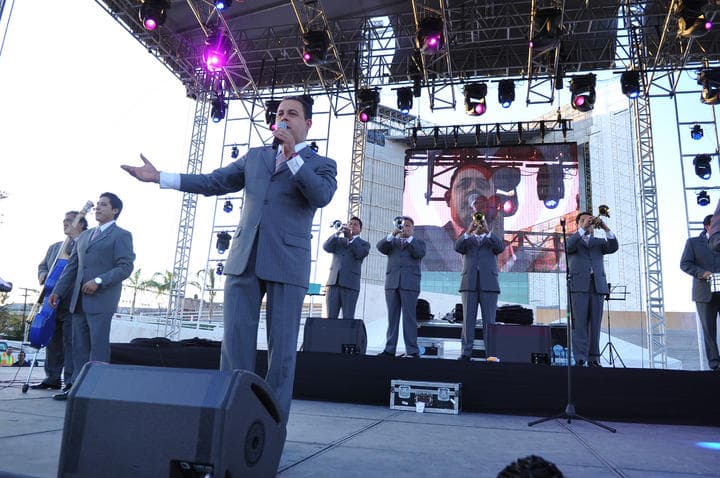 María Fernanda y Hugo Díaz, integrante de La Sonora Santanera, platicaron sobre el concierto que ofrecerán el próximo 5 de septiembre en el Teatro Metropólitan, para el cual han logrado conjuntar a un gran cartel. (Archivo)