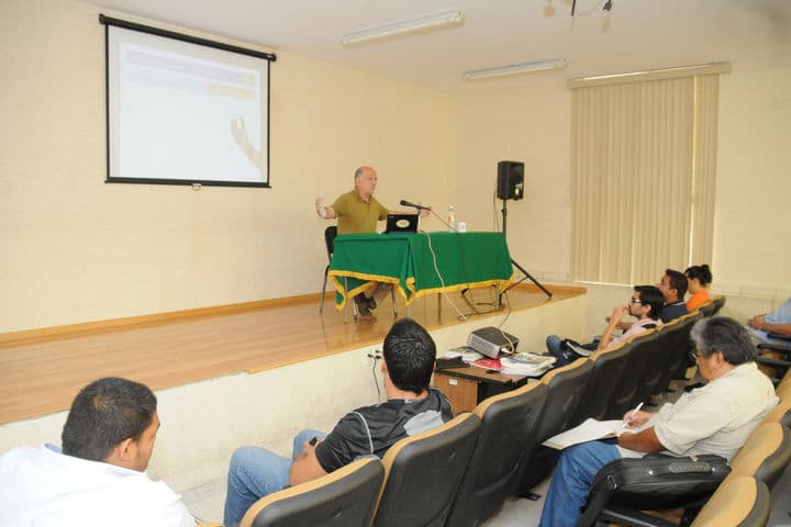 Taller. Manuel Alcántara Sáez ofreció ayer un taller 'Introducción al Estudio de las Élites Políticas' a alumnos y maestros de la Facultad.