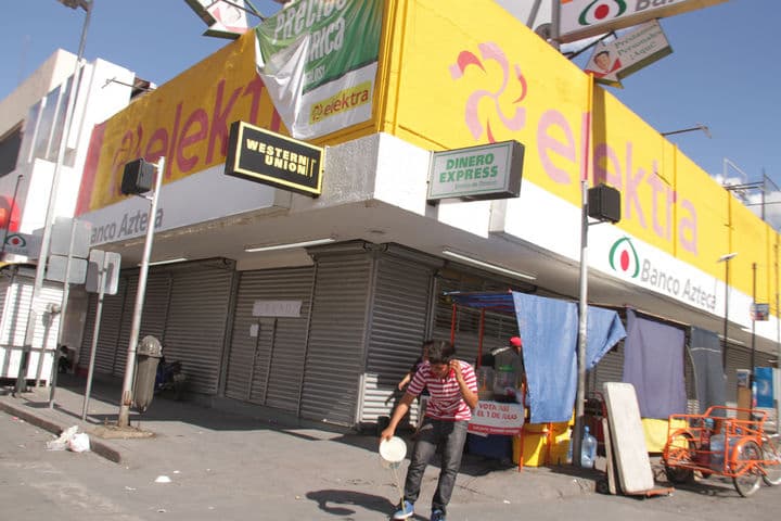 Robo. Los ladrones realizaron un boquete en el techo y trozaron el sistema de alarma.