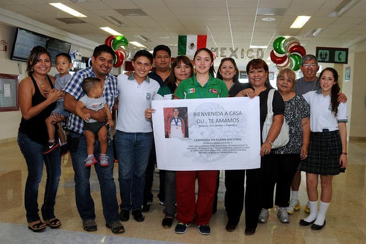 La joven deportista fue recibida por sus familiares en la sala de espera en el Aeropuerto Internacional Francisco Sarabia de Torreón.
